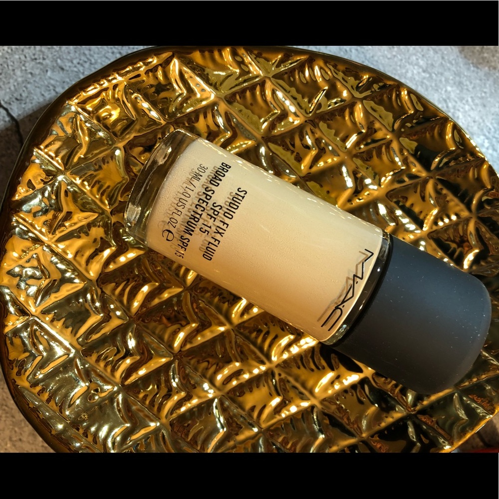 MAC studio fix fluid spf15 in shade NC 15